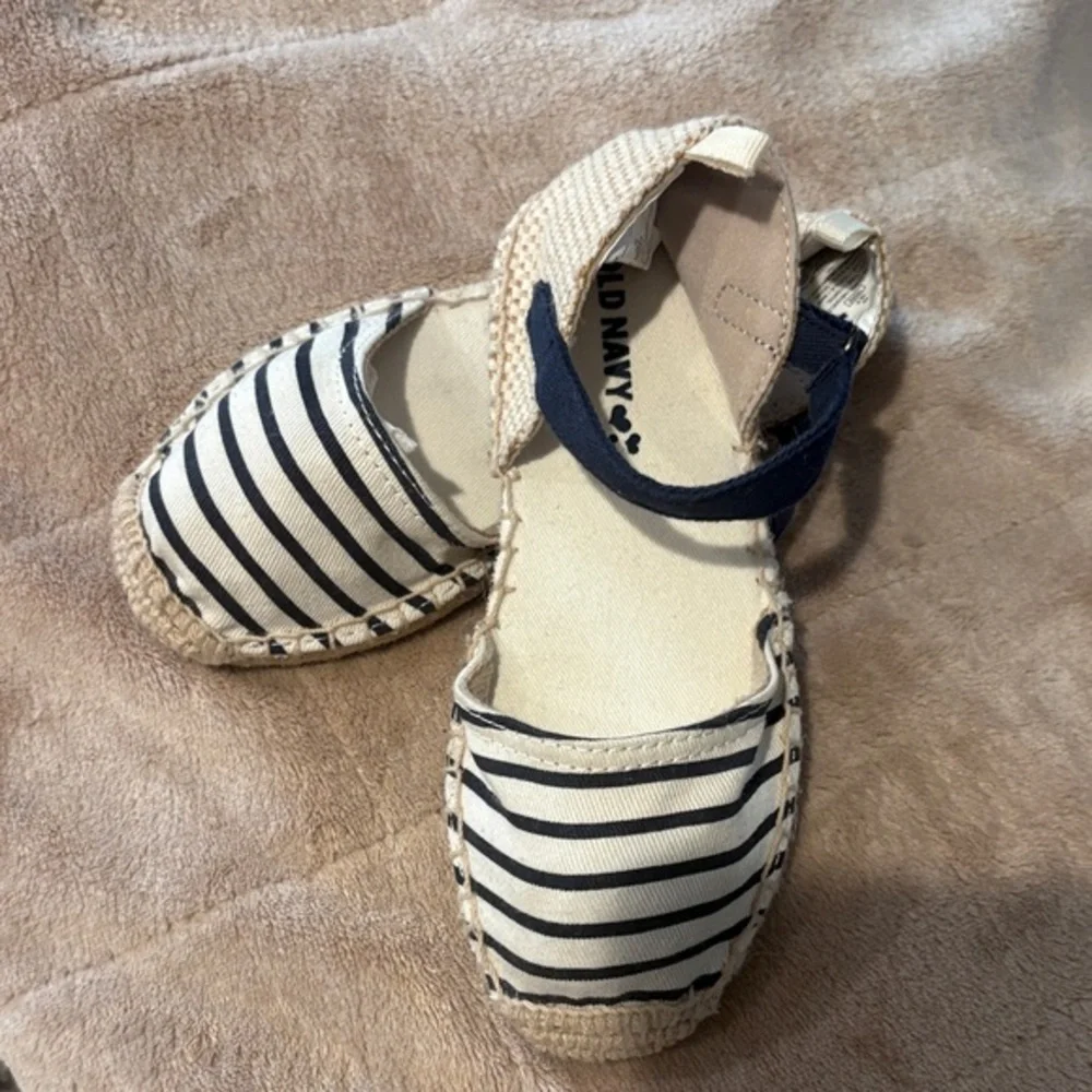 Old Navy Kids Navy and Cream Striped Sandals